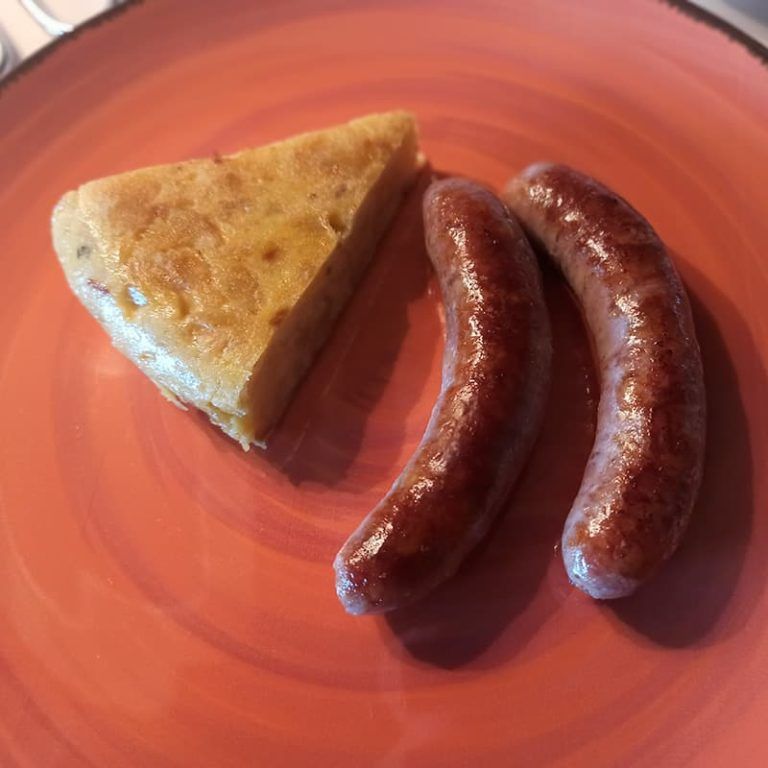 Tortilla con cebolla y salchichas frescas
