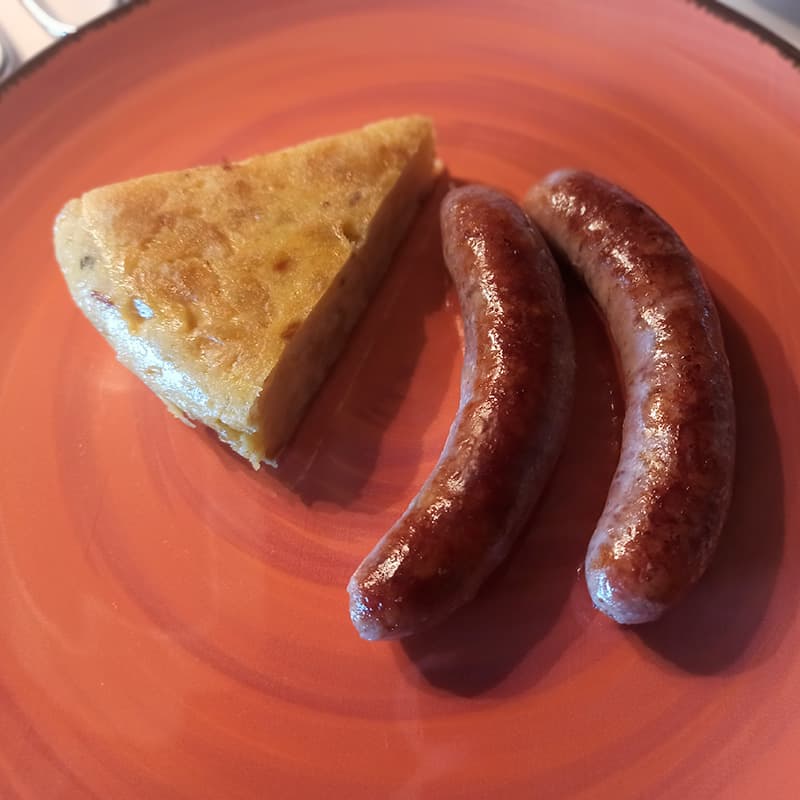 Tortilla con cebolla y salchichas frescas